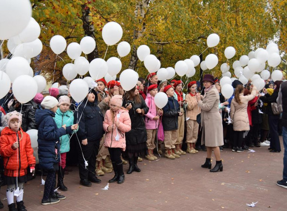 22 октября, в международный День белых журавлей, пензенские школьники выпустили в небо тысячу белых шаров с бумажными журавликами и загадали желания.