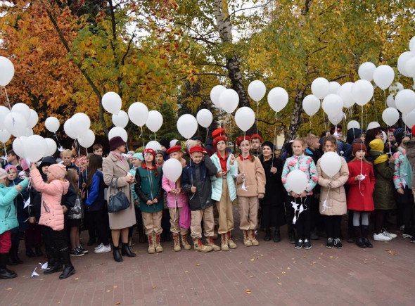22 октября, в международный День белых журавлей, пензенские школьники выпустили в небо тысячу белых шаров с бумажными журавликами и загадали желания.
