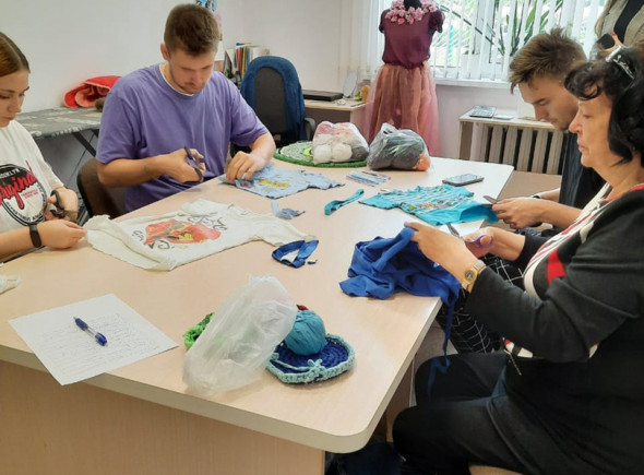 Наше креативное сообщество вязало коврики из старой одежды на мастер-классе в рамках проекта #пуговка.